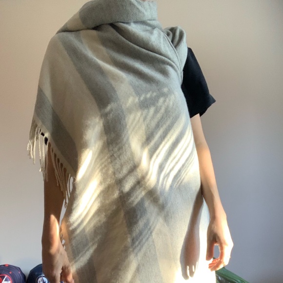 🧁HostPick🧁Grey&Cream Fringe Vest/Shawl One Size - Picture 7 of 7